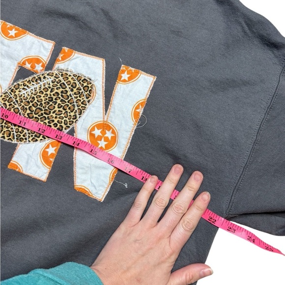 🧡 Tennessee Football Graphic Sweatshirt Gray Leopard Patch L 🧡 - Picture 3 of 3